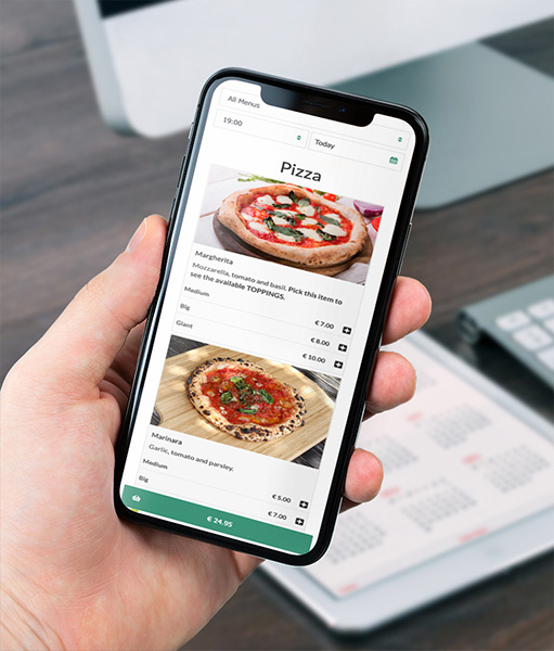 Hand met smartphone waarop een online pizzamenu te zien is, met foto’s, formaten en prijzen van verschillende pizza’s.